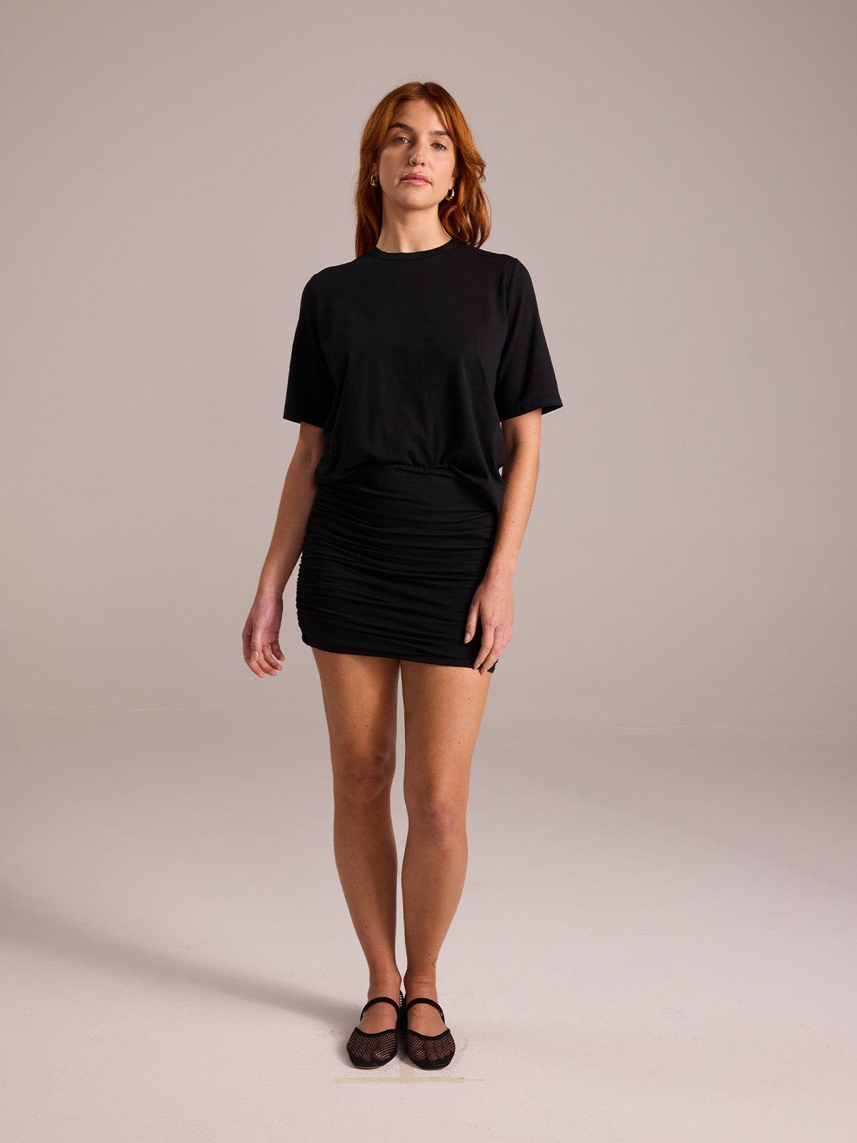 Mini skirt with side gathers - PRUIJN_ECOMM_LOOK6_TSHIRT_004